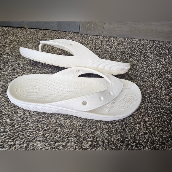 Women's Crocs Flip Flops sz 8 - Picture 1 of 3